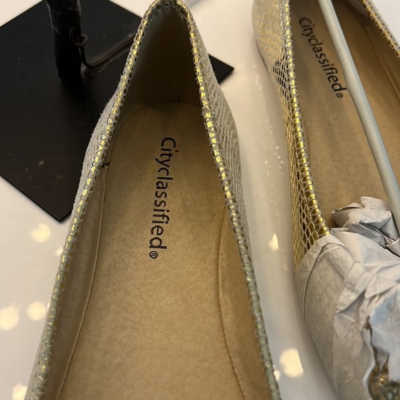 NWOT Cityclassified Gold Flats Size 7. - Picture 4 of 5
